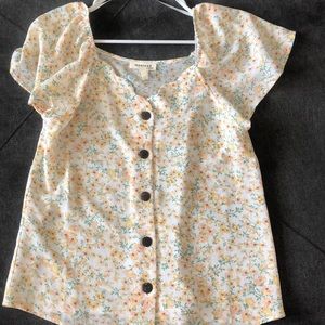NWOT Pretty flower design shirt